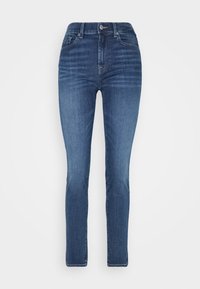 Pantalones vaqueros de mezclilla azul con cintura alta, silueta ajustada, diseño de cinco bolsillos y un ligero desvanecimiento en las piernas. Cierre clásico con botón y cremallera.