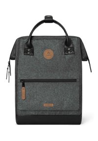 Grijze stoffen rugzak met zwarte leren accenten, bovenhandvat, voorzak met rits en een ronde logo patch. Gladde textuur en rechthoekige vorm.