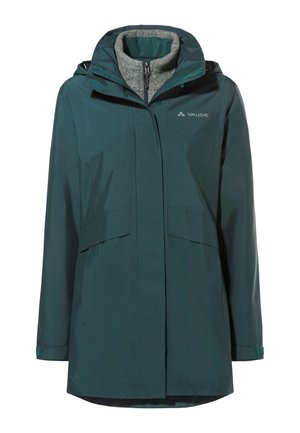 Veste imperméable verte avec capuche doublée en polaire, fermeture éclair à l'avant, deux grandes poches et logo sur la poitrine gauche. Design simple et fonctionnel.