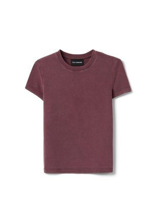 Korte mouwen, T-shirt met ronde hals in gedempt bordeauxrood met "Les Copains" label aan de binnenkant van de kraag, plat gelegd op een witte achtergrond.