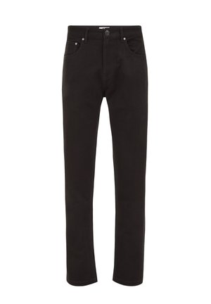 Fekete egyenes szárú farmernadrág elől gombbal, cipzárral, öt zsebbel és övhurkokkal, fehér háttér előtt kiállítva.