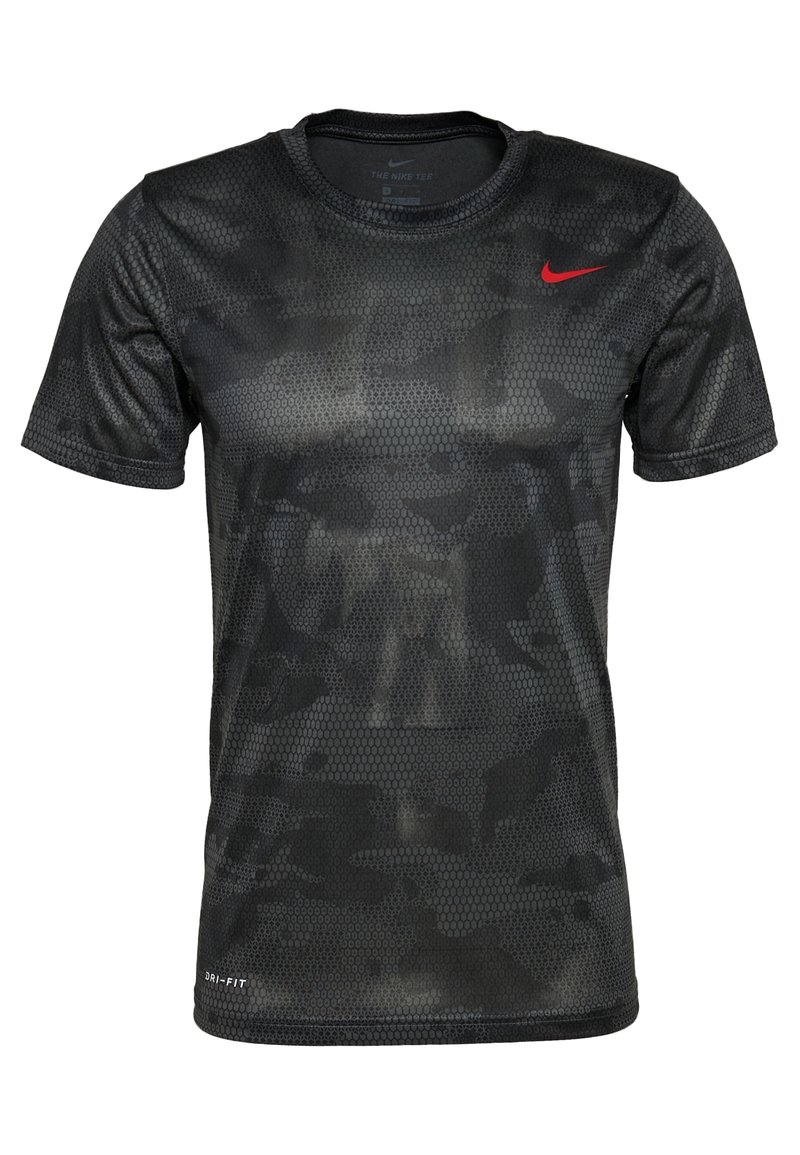 Černé sportovní tričko s krátkým rukávem, které má vzor včelí plástve, technologii Dri-FIT a červené logo Nike swoosh na levé části hrudi.