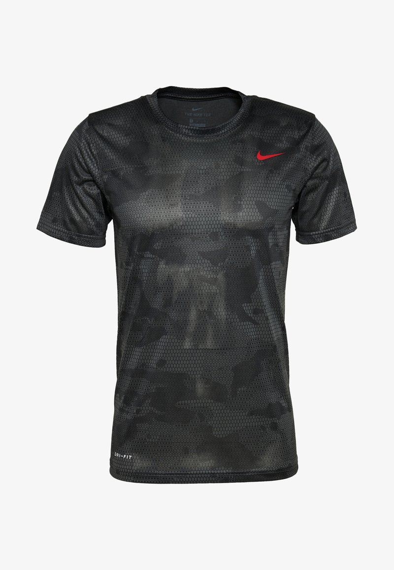 Černé sportovní tričko s krátkým rukávem, které má vzor včelí plástve, technologii Dri-FIT a červené logo Nike swoosh na levé části hrudi.