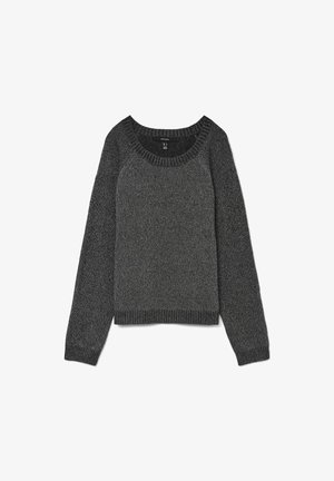 Grijze gebreide trui met een ronde halslijn, lange mouwen en een geribbelde onderkant en mouwen. Gelaagd stof met donkere en lichte grijze variaties.
