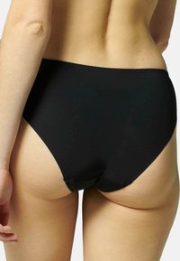 Culotte noire taille haute en tissu lisse, dotée d'une conception sans couture et d'une couverture totale à l'arrière.