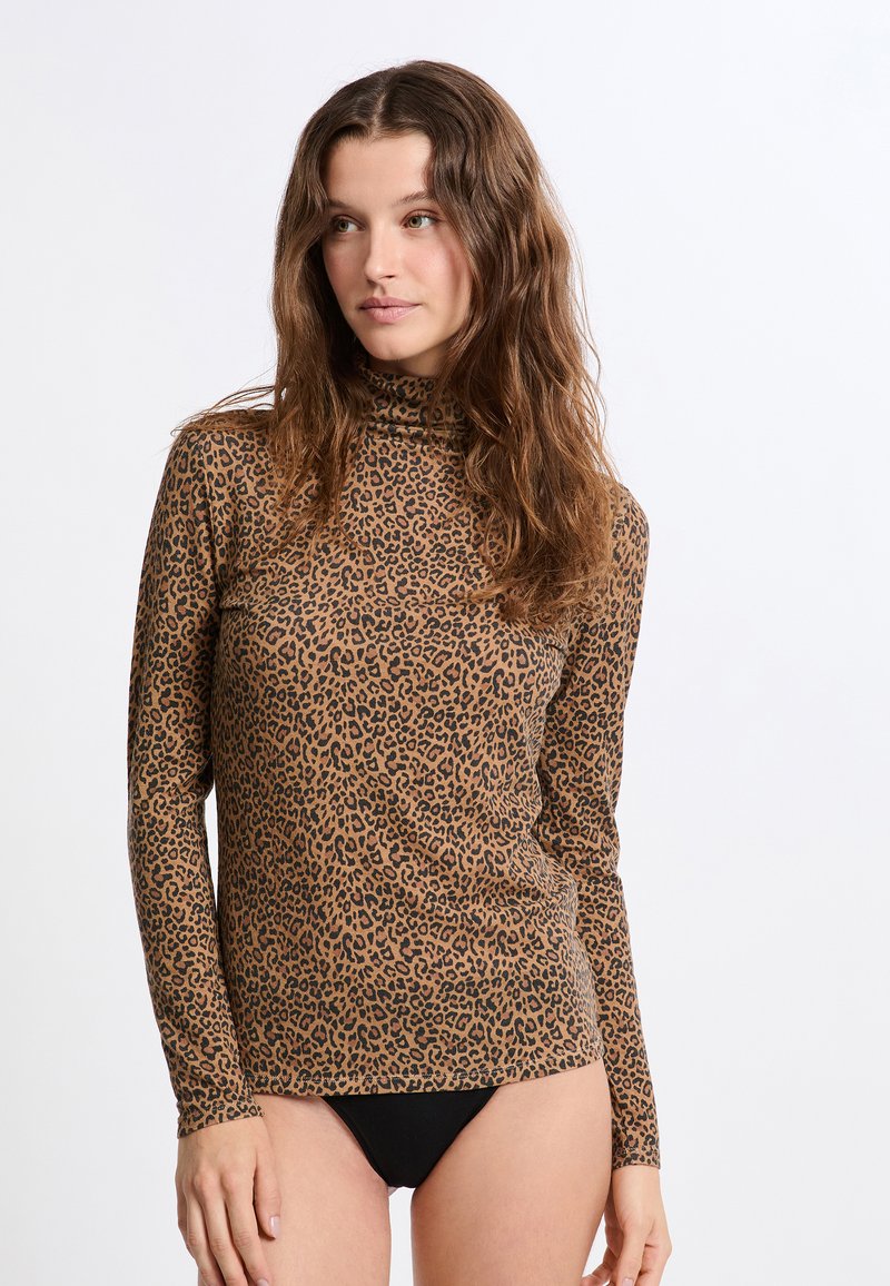 Langärmliges Oberteil mit Leopardenmuster in Beige und Schwarz, mit einem schmalen Stehkragen, glatter Textur und figurbetonter Passform.