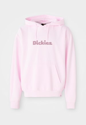 Lyserød hættetrøje lavet af blødt stof, med en kangaroo-lomme foran og et logo i mørkere rosa på brystet.