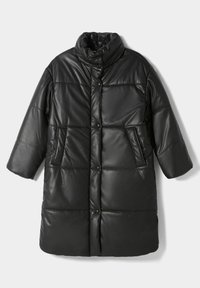 Černá péřová bunda s vysokým límcem, vyrobená z hladkého, lesklého materiálu. Obsahuje dvě přední kapsy, patentky a boxový siluetu.