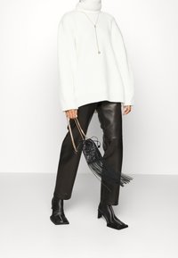 Philosophy di Lorenzo Serafini Stickad tröja - white