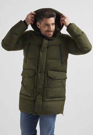 Grüne Pufferjacke mit Kapuze, ausgestattet mit einem Frontreißverschluss, Druckknöpfen, zwei großen Klappentaschen und zwei mit Reißverschluss versehenen Brusttaschen.