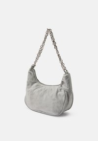 Borsa a spalla in camoscio grigio con forma curva e tracolla in catena argento spessa. Presenta una texture liscia e un design minimalista.