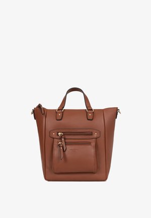 Bruine leren handtas met twee bovenste handvatten, voorvak met rits en kleiner ritsvak, getoond tegen een witte achtergrond.