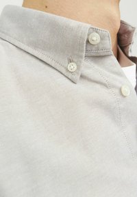 Jack & Jones PREMIUM JPRBLUBROOK OXFORD  NOOS - Vapaa-ajan kauluspaita - summer sand