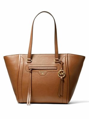 Brązowa teksturowana torba na ramię ze skóry, wyposażona w podwójne uchwyty, przednią kieszeń na zamek oraz zawieszkę z logo MK w kolorze złota.