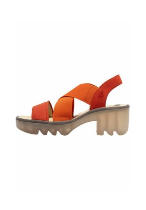 Orange og røde sandaler med krydsremme, flad platform og gennemsigtig chunky hæl. Tekstureret stof og glat sål øger komforten.