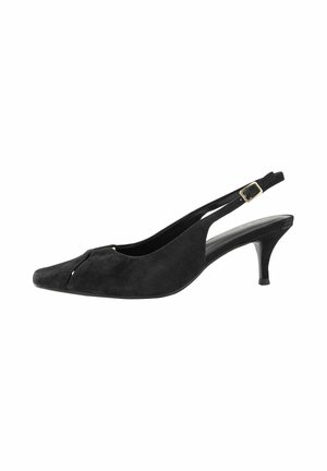 Mustat mokkanahkaiset slingback-kitten-korkokengät, joissa on terävä kärki ja kultareunuksinen hihna, valkoista taustaa vasten.