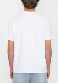 Weißes Baumwoll-T-Shirt mit kurzen Ärmeln, Rundhals und einer lässigen Passform. Es hat eine glatte Textur und ein minimalistisches Design ohne Grafiken.