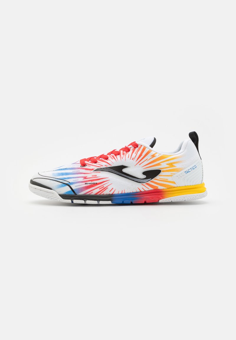 Zapatilla deportiva colorida con una parte superior de malla blanca, que presenta un patrón dinámico en rojo, naranja y azul, acentos negros y una suela de goma.