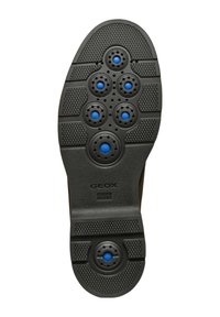 Soletta in gomma nera con fori di ventilazione circolari e accenti blu, battistrada testurizzato per una maggiore aderenza e marchio "GEOX" in rilievo.