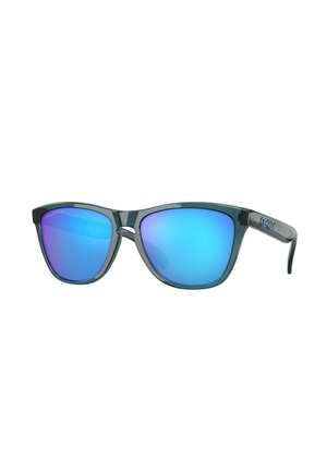 Occhiali da sole in plastica con montatura scura e lenti blu specchiate, caratterizzati da una forma leggermente curvata e accenti laterali distintivi.