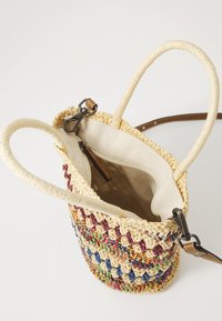 Bolso de paja tejido con un patrón multicolor, asas de tela duales, cierre de cremallera seguro y forro interior beige. Presenta detalles de cuero.