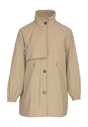 Beige jas met lange mouwen, hoge kraag, vier knopen aan de voorkant, zakken met rits, klepdetail op de borst en elastische boorden, getoond op een witte achtergrond.