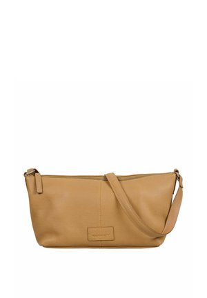 Sac à bandoulière en cuir camel avec bandoulière réglable, fermeture éclair et logo de marque embossé discret sur le panneau central avant.