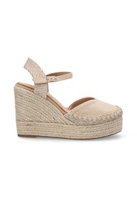 Sandalia de cuña beige con suela de yute inspirada en la espadrille, parte superior de ante y tira de tobillo a cuadros. Presenta detalles trenzados en la puntera.
