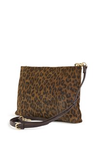 Kabelka s leopardím vzorem v hnědé a černé semišové kůži, s odnímatelným tmavě hnědým koženým popruhem a detaily ve zlaté barvě.