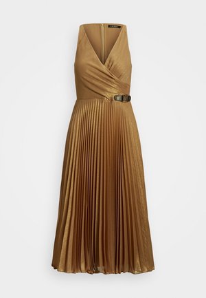 Robe midi plissée dorée sans manches avec col en V, corsage cache-cœur et ceinture noire décorative à boucle à la taille.