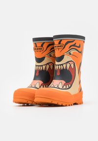 Bottes en caoutchouc étanches à thème tigre avec un design brillant orange et noir, présentant un visage de tigre féroce et une semelle texturée orange.