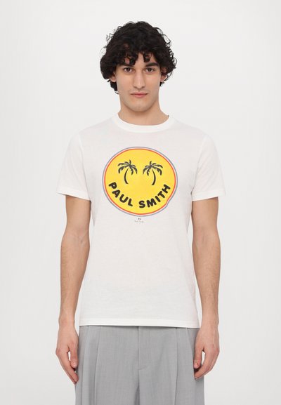 Fehér pamut póló, kerek sárga grafikával, amelyen két pálmafa látható, a "Paul Smith" felirattal feketével, rövid ujjakkal, laza fazonnal.