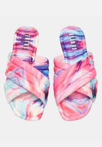 Färggranna strandsandaler med ett korsat remdesign. Tillverkade av ett mjukt, flexibelt material med ett mönster i rosa, blått och vitt marmor.