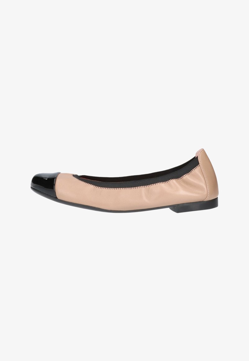 Chausson de ballet plat en satin beige avec un bout en cuir noir. Doté d'un élastique noir à l'ouverture pour un maintien sûr.