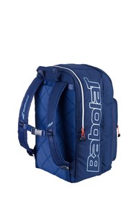 Marineblauwe rugzak met een gequilt patroon, verstelbare schouderbanden, twee ritsvakken en Babolat branding in lichtblauw.