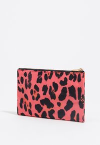 Leparda raksts maku spilgti rozā un melnā krāsā, izgatavots no auduma ar gludu tekstūru. Iezīmēts ar rāvējslēdzēja aizdari augšpusē.