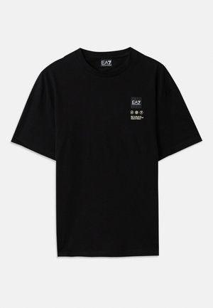 Črna bombažna majica s kratkimi rokavi, okroglim izrezom in majhnim logotipom spredaj, ki vključuje simbole za nego v beli barvi.