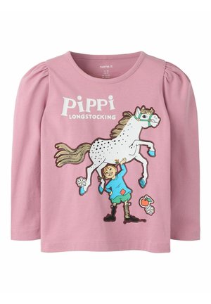 Chemise rose à manches longues avec le texte « "Pippi Longstocking" » et une illustration d'une fille soulevant un cheval blanc tacheté.