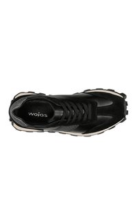 Scarpa da ginnastica nera con una combinazione di pelle liscia e suede texturizzato, dotata di una suola spessa e lacci neri. Logo "wojas" visibile.