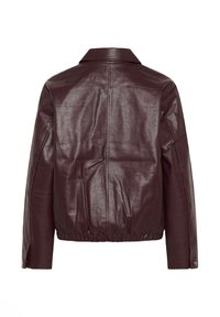 Giacca in pelle bordeaux con colletto, vita elastica e finitura testurizzata. La vista posteriore mostra cuciture lisce e una leggera arricciatura.