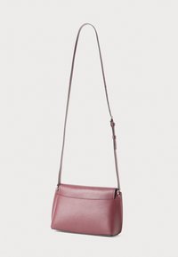 Borsa a spalla in pelle testurizzata color bordeaux con una lunga tracolla regolabile, forma rettangolare strutturata e chiusura semplice a pattina.