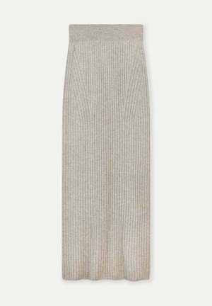 Grauer gerippter Strickrock mit schmalem Bündchen, der vertikale Streifen und eine glatte Textur aufweist und bis zur Mitte der Waden reicht.