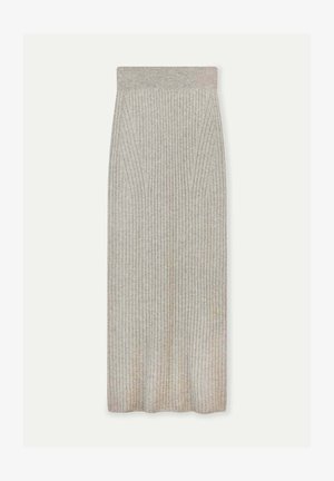 Grauer gerippter Strickrock mit schmalem Bündchen, der vertikale Streifen und eine glatte Textur aufweist und bis zur Mitte der Waden reicht.