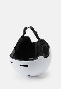 Weißer Skihelm mit runder Form, schwarzer Innenpolsterung, verstellbaren Riemen und Belüftungsöffnungen. Leichtgewichtig und minimalistisch.