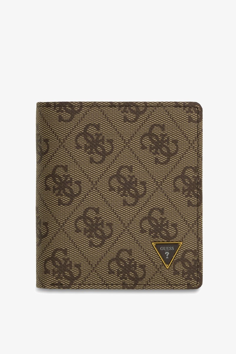 Portafoglio Guess marrone con motivo logo ripetuto e piccolo logo metallico triangolare nell'angolo in basso a destra.