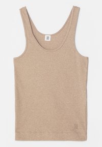 Débardeur beige en maille côtelée sans manches avec larges bretelles et petite étiquette logo près de l'ourlet sur un fond clair.