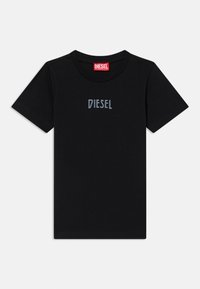 Schwarzes Baumwoll-T-Shirt mit kurzen Ärmeln und rundem Ausschnitt. "DIESEL"-Logo in blauer Stickerei auf der Brust. Glatte Textur.