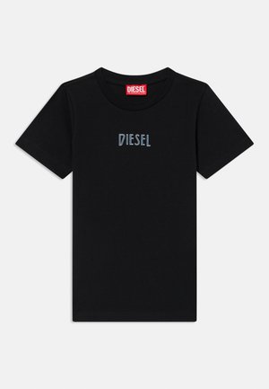 Črna bombažna majica s kratkimi rokavi in okroglim ovratnikom. Na prsih je izvezena modra logotip "DIESEL". Gladka tekstura.