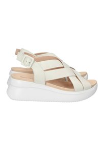Sandali wedge bianchi in pelle con cinturini incrociati, chiusura con fibbia e suola esterna bianca testurizzata. Plantare piatto con imbottitura minima.