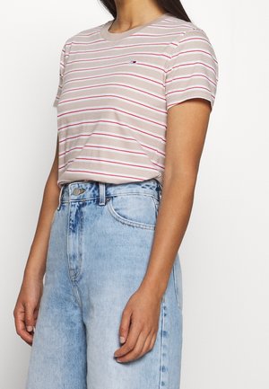 Krótki rękaw z paskami w jasnobeżowym kolorze z czerwonymi i białymi paskami; posiada okrągły dekolt i małe logo na piersi.